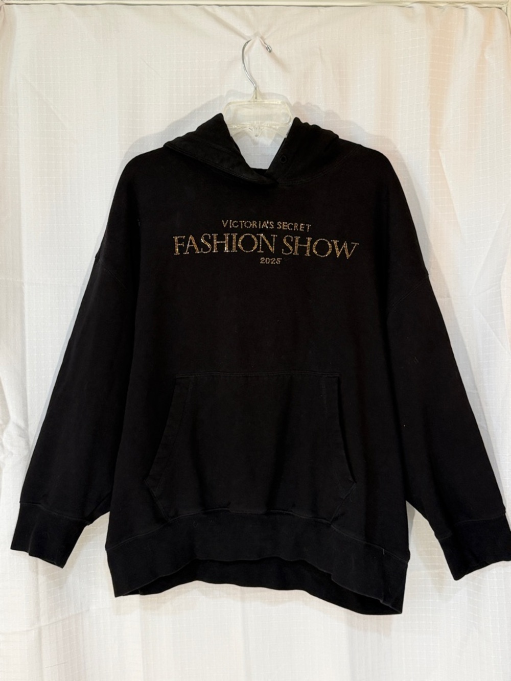 VICTORIA SECRET 2025 FASHION SHOW ICONIC BLACK HOODIE & GOLD BLING LOGO XL - Picture 8 of 10